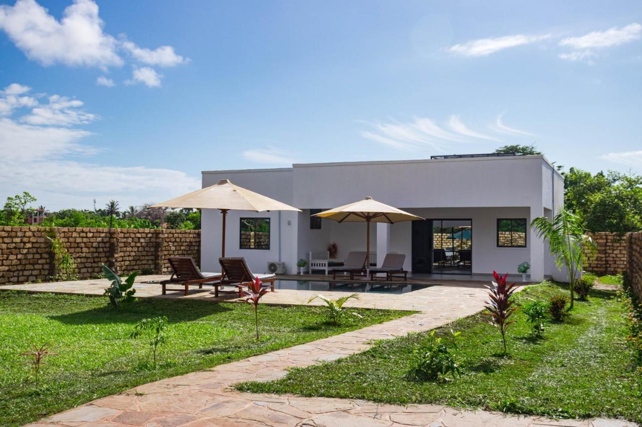 4 U Luxury Bungalows Diani Diani Beach Dış mekan fotoğraf