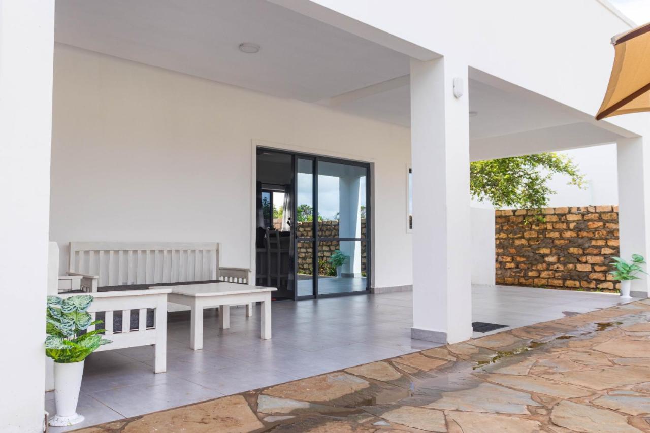 4 U Luxury Bungalows Diani Diani Beach Dış mekan fotoğraf