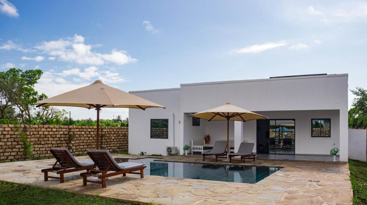 4 U Luxury Bungalows Diani Diani Beach Dış mekan fotoğraf